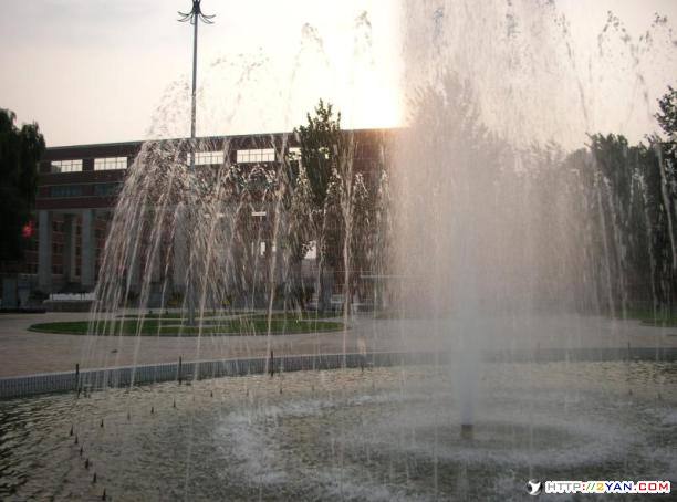 办公楼前的喷泉