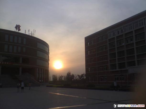 夕阳西下的图书馆